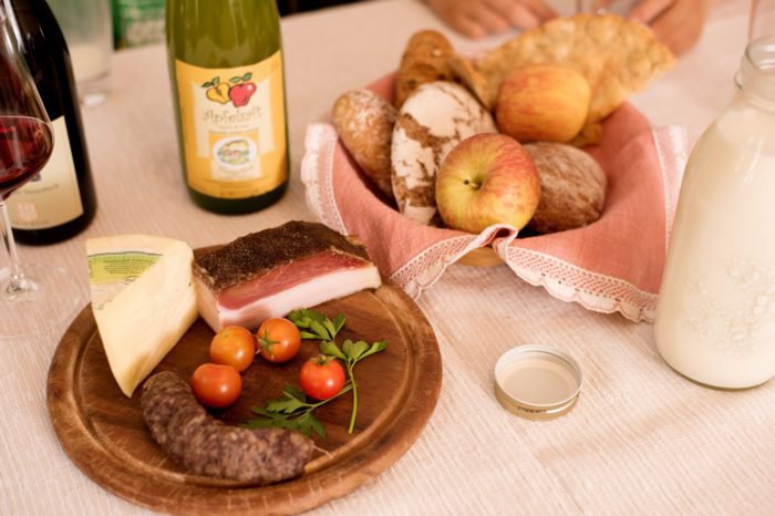 Frühstückskorb mit bäuerlichen Hofprodukten